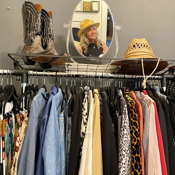 Meet your Posher, Traci - Picture 5 of 6